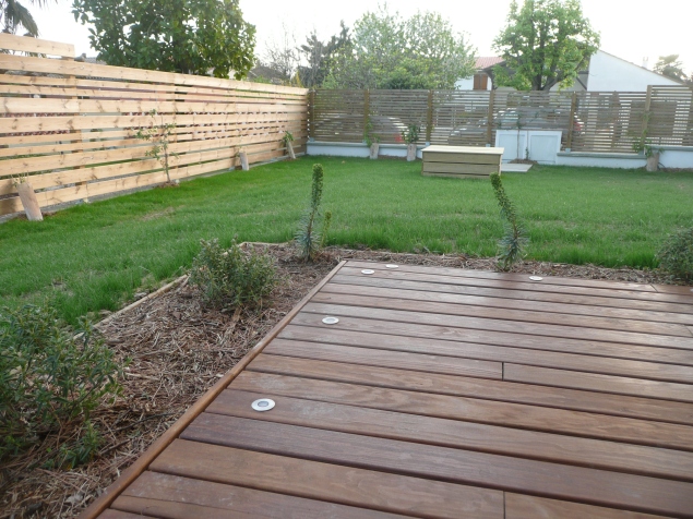 terrasse bois, clôtures et puit